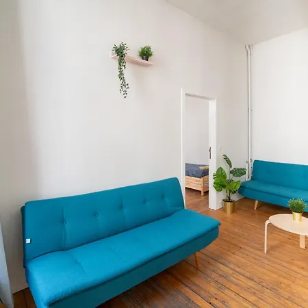 Large Authentic Apartamento