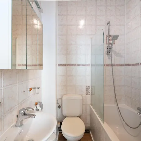 Large Authentic Apartamento Antuérpia